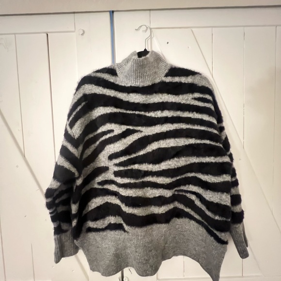 Gorgoues sweater; incredible soft, never worn - Picture 1 of 6